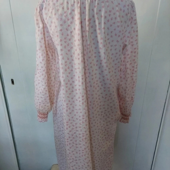 Vintage  Miss Elaine Pink White House Coat Robe Smocked Neck and CuffsVintage  M - Picture 15 of 16